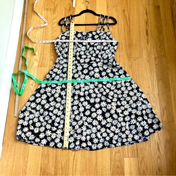 x Floral Dress Black White Yellow Daisies with Front Bow (M/L see meas) - Picture 5 of 6